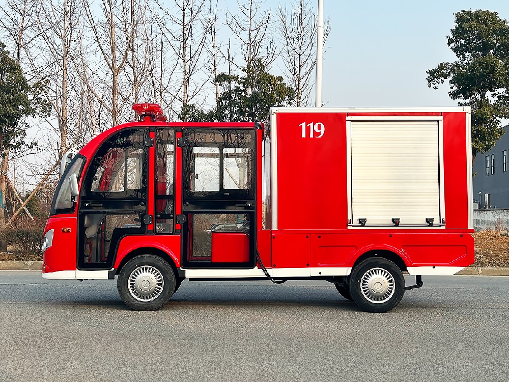 双排消防车：城市安全的守护者